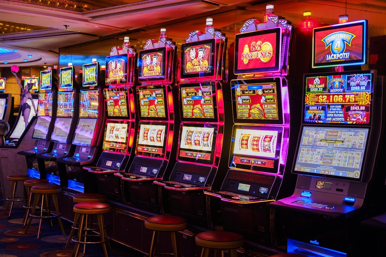 Advice And Strategies For Playing Slots In Land-Based Casinos And Online